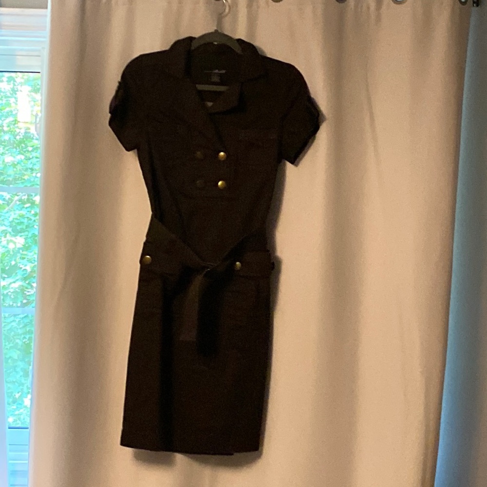 Willi Smith size 6 knee length dress with short sleeves.